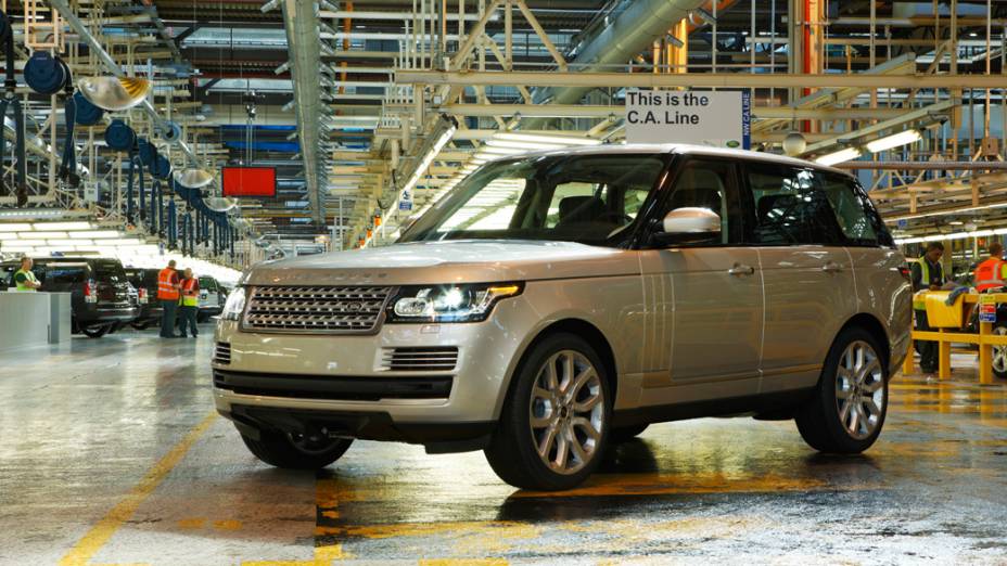 Land Rover Range Rover - A Land Rover submeteu o classudo Range Rover a um verdadeiro processo de lipo-escultura. Além do visual mais limpo e moderno, a montadora britânica deixou o jipão 39% mais leve e menos poluente em comparação à geração anterior. As vendas na Europa começam no fim deste ano e no Brasil, no início do ano que vem, totalizando 170 mercados. A gama de motores é formada por versões a gasolina (V8 Supercharged, com 510 cv) e V6 3.0, com 258 cv