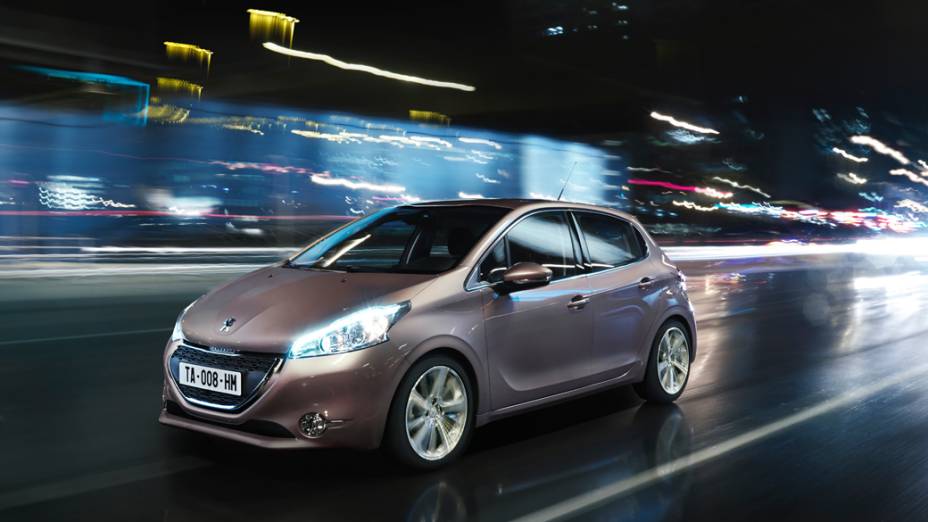 O compacto Peugeot 208, substituto do 207 nacional, idêntico à versão europeia: deve estrear nas ruas em meados do ano que vem