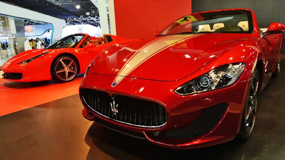 Maserati GranCabrio Sport  motor V8, com 570 cavalos, pode chegar aos 285 km/h, e vai de 0 a 100 km/h em 5,2 segundos. Tem transmissão de seis marchas, com o modo MC Auto Shift. Custa pouco mais de 1 milhão de reais