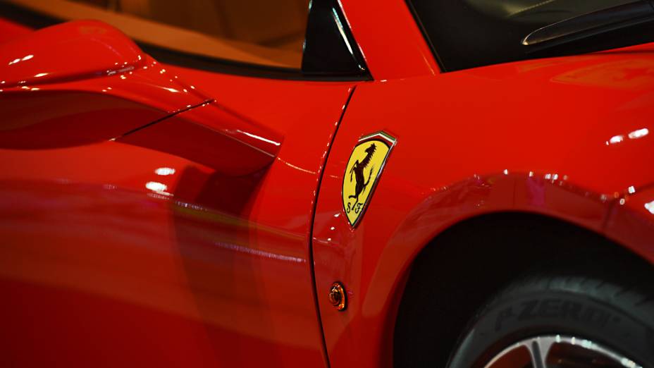 Ferrari 458 Spider: conversível com motor V8 4.5 l, com 570 cavalos de potência, custa na casa de 2 milhões de reais