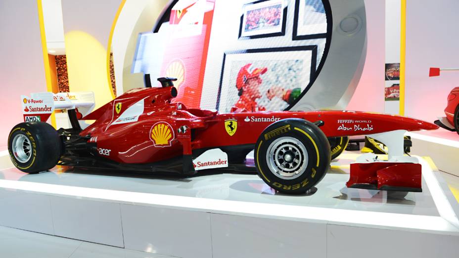Ferrari F2012 - Carro show da Scuderia Ferrari exposta no estande da Shell, parceira da equipe no Mundial de F1. Vem com motor V8 32V 2.398 cm³ associado a um câmbio de sete marchas. Tem freios a disco ventilados de fibra de carbono, suspensão independente nas quatro rodas e pesa 640 quilos