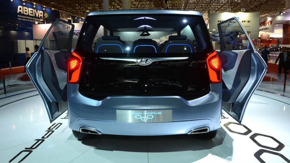 Hyundai Hexa Space - O nome refere-se aos oito assentos individuais oferecidos neste protótipo de minivan. As duas primeiras fileiras tem três bancos individuais, sendo que o do meio é recuado, e a última, dois. O acesso ao interior do carro é facilitado por portas que se destacam sustentadas por braços articulados. O motor que impulsiona a minivan é um 1.2 turbodiesel e que está associado a um câmbio de seis marchas