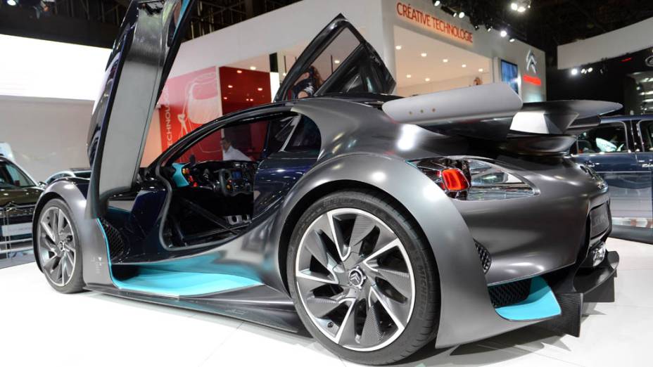 Citroën Survolt - Apresentado pela primeira vez no Salão de Genebra de 2010, este protótipo de carro de corrida elétrico tem dimensões compactas. Ele mede 3,85 metros de comprimento, 1,87 m de largura e 1,20 m de altura; e traz dois motores movidos a eletricidade que juntos, geram 300 cv. A aceleração de 0 a 100 km/h é feita em 5 segundos e ele atinge a velocidade máxima de 260 km/h. Para alimentar os motores duas baterias de íon-lítio de 140 kg cada uma garantem uma autonomia de cerca de 200 km rodados. A montadora afirma que elas podem ser recarregadas em apenas 2 horas em uma rede específica, ou 10 horas, em uma tomada de 220 V, da rede elétrica convencional