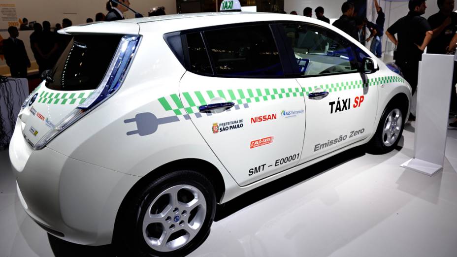 Nissan Leaf táxi - Dois exemplares estão em São Paulo desde junho, trabalhando como táxi como parte de um programa de avaliação da viabilidade do carro elétrico como transporte público na cidade. Até o fim do ano serão 8. São necessários 30 minutos conectados a um ponto de abastecimento de eletricidade para que ele esteja apto a rodar 160 km