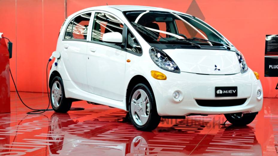 Mitsubishi i-MiEV - Está em testes no Brasil, à serviço de empresas estatais, e há, segundo a marca, 20 unidades disponíveis para compra pela bagatela de 200.000 reais cada uma. Usa um motor elétrico apto a gerar 47 kW, o equivalente a 63 cv, e capaz de alcançar autonomia de no mínimo 120 km. Seu preço no Japão parte de 23.000 dólares