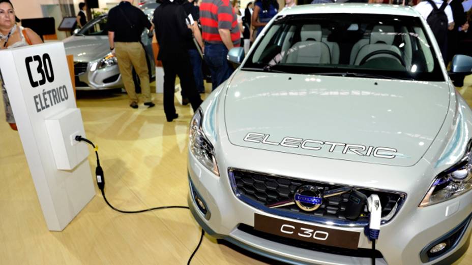 Volvo C30 Electric - Está no Brasil apenas para exposição. Trata-se de uma das unidades produzidas pela Volvo neste ano, de um total de 250. Ele é produzido na fábrica da Volvo de Ghent, na Suécia, e é transportado até Gotemburgo, onde recebe o conjunto motriz, as baterias e outros componentes. A aceleração de 0 a 100 km/h do C30 elétrico é feita em menos de 11 segundos e atinge a velocidade máxima de 130 km/h. A autonomia é de 163 km, mas a Volvo prefere aditar a distância de 150 km, como medida oficial