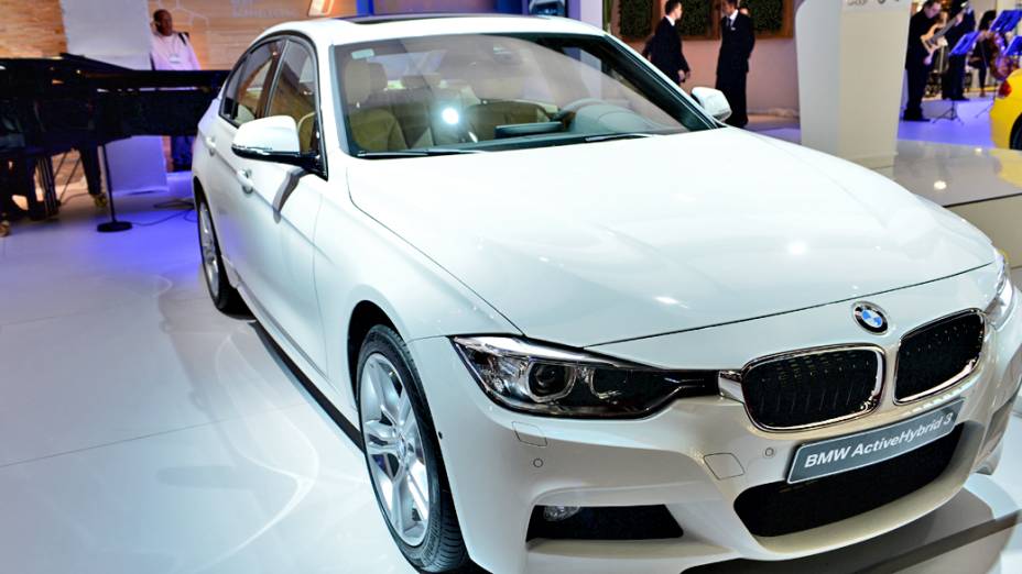 BMW ActiveHybrid 3 - Cotado para chegar ao mercado brasileiro em 2013, o sedã é equipado com um motor a gasolina, de seis cilindros, biturbo, com 306 cv, e que está acoplado a um propulsor elétrico de 55 cv alimentado por baterias de íon-lítio instaladas no porta-malas. Segundo a BMW, ele acelera de 0 a 100 km/h em 5,3 segundos, e atinge médias de consumo de combustível de 16,9 km/l. No modo elétrico, sua autonomia é de apenas quatro quilômetros e a velocidade máxima de 75 km/h