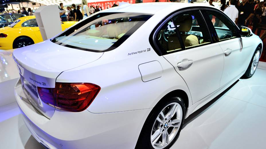 BMW ActiveHybrid 3 - Cotado para chegar ao mercado brasileiro em 2013, o sedã é equipado com um motor a gasolina, de seis cilindros, biturbo, com 306 cv, e que está acoplado a um propulsor elétrico de 55 cv alimentado por baterias de íon-lítio instaladas no porta-malas. Segundo a BMW, ele acelera de 0 a 100 km/h em 5,3 segundos, e atinge médias de consumo de combustível de 16,9 km/l. No modo elétrico, sua autonomia é de apenas quatro quilômetros e a velocidade máxima de 75 km/h