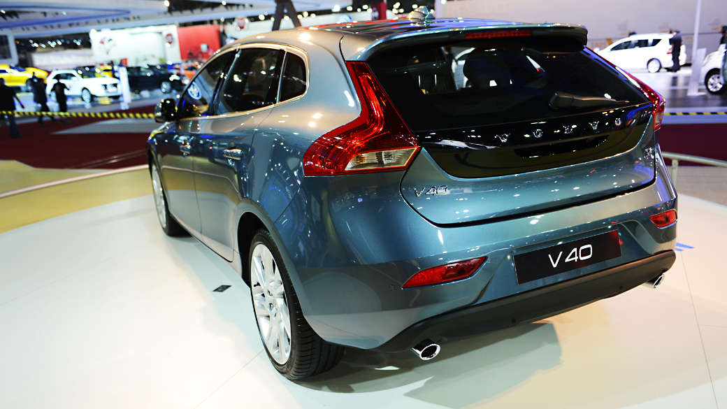 Volvo V40 - É tido com um dos automóveis mais seguros da Europa e do mundo e é o primeiro a contar com um airbag de pedestres. Uma bolsa situada na parte superior do capô se infla em colisões acima de 50 km/h, protegendo a cabeça da vítima de atropelamento