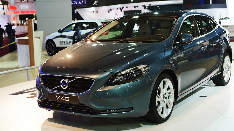 Volvo V40 - É tido com um dos automóveis mais seguros da Europa e do mundo e é o primeiro a contar com um airbag de pedestres. Uma bolsa situada na parte superior do capô se infla em colisões acima de 50 km/h, protegendo a cabeça da vítima de atropelamento