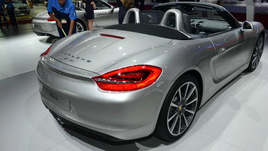 Porsche Boxster - Vem com motores 2.7 de seis cilindros boxer de 269 cv e um 3.4 de 315 cv. Os preços não foram divulgados