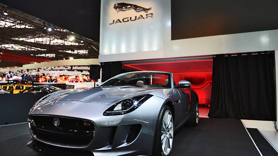 Jaguar F-Type - Primeiro esportivo de dois lugares produzido pela Jaguar desde o lendário E-Type, o conversível vem com tração traseira e três opções de motores: dois V6 de 340 cv e 380 cv e um V8 de 495 cv. Sua chegada ao país acontece no início de 2013
