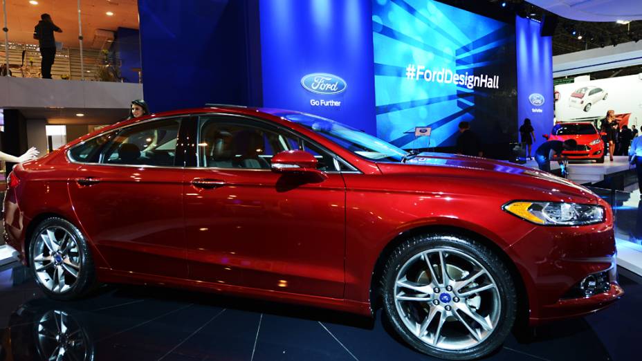 Fusion - Totalmente renovado, o sedã executivo da Ford já está à venda no país, por 112.990 reais, no pacote topo de linha Titanium AWD. Ele conta com revolucionário motor Ecoboost 2.0 capaz de entregar 240 cv