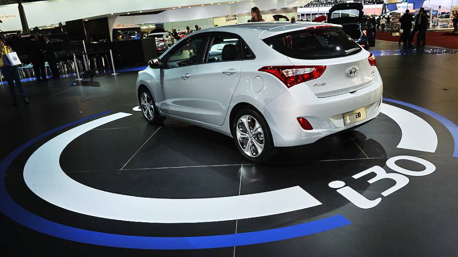 i30 - A nova geração do hatch médio sucesso de vendas da Hyundai só chega por aqui entre janeiro e fevereiro. O motor também é novo: 1.6 de 128 cv e flex