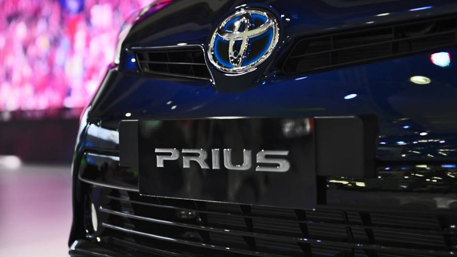 Toyota Prius GS - Versão esportiva do híbrido Prius, sucesso nos Estados Unidos e Japão. Somadas todas as versões disponíveis, o Prius já soma 3,2 milhões de unidades vendidas no mundo. Por aqui ele estreia em janeiro de 2013, nas versão convencional, por 120.000 reais. Ele usa um motor elétrico associado a um gerador elétrico que, juntos, geram 138 cv de potência