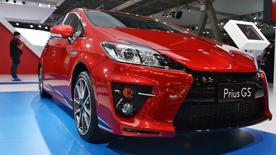 Toyota Prius GS - Versão esportiva do híbrido Prius, sucesso nos Estados Unidos e Japão. Somadas todas as versões disponíveis, o Prius já soma 3,2 milhões de unidades vendidas no mundo. Por aqui ele estreia em janeiro de 2013, nas versão convencional, por 120.000 reais. Ele usa um motor elétrico associado a um gerador elétrico que, juntos, geram 138 cv de potência