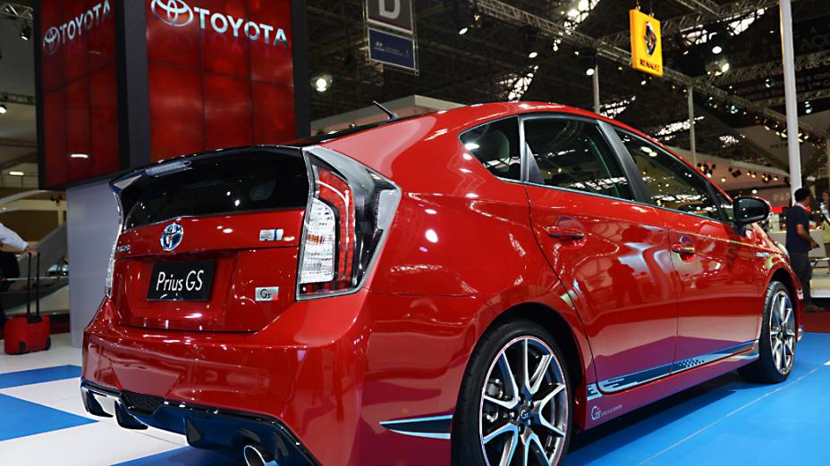 Toyota Prius GS - Versão esportiva do híbrido Prius, sucesso nos Estados Unidos e Japão. Somadas todas as versões disponíveis, o Prius já soma 3,2 milhões de unidades vendidas no mundo. Por aqui ele estreia em janeiro de 2013, nas versão convencional, por 120.000 reais. Ele usa um motor elétrico associado a um gerador elétrico que, juntos, geram 138 cv de potência