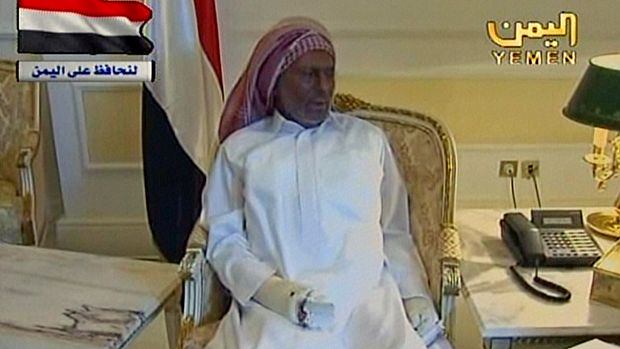 Após um mês de silêncio, Saleh reapareceu na televisão com ferimentos no rosto e nos braços, mas não voltou ao seu país