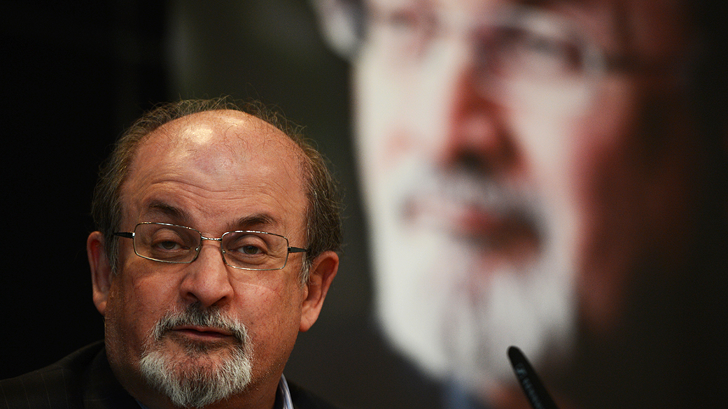 Autor Salman Rushdie em lançamento de livro em Berlim; ele foi sentenciado à morte no Irã após publicar 'Versos Satânicos'