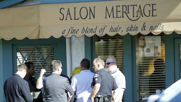 Policiais chegam ao Salon Meritage, onde aconteceu o tiroteio