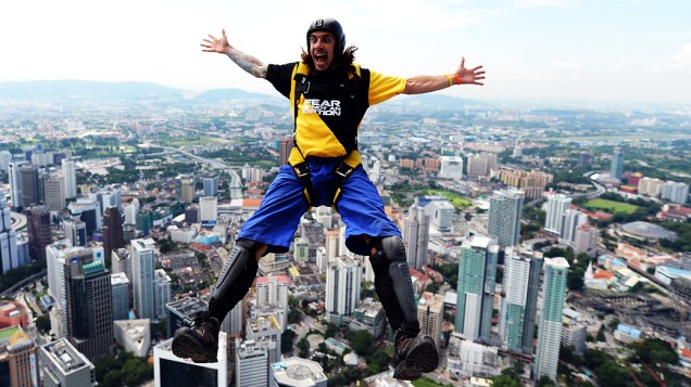 O australiano Chris McDougall dá um salto de base jump no festival Kuala Lumpur International Jump