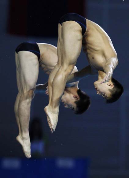 Prova de salto ornamental dos norte-coreanos Kim Chon-man e So Myong-hyok nos Jogos Asiáticos que acontecem em Guangzhou, China