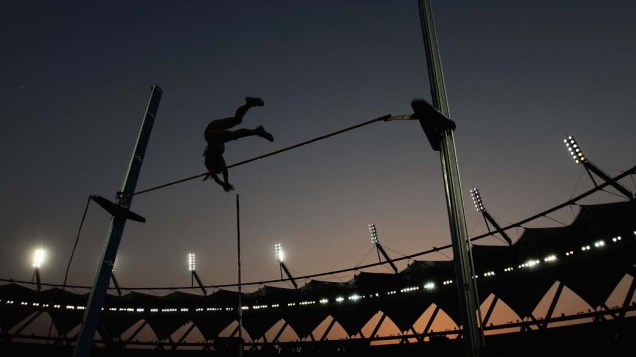 Prova de salto com vara nos Jogos Britânicos em Déli, na Índia