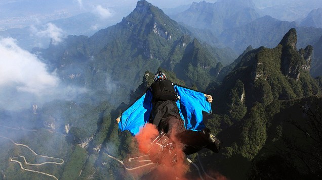 Competidor salta nesta quinta-feira (18) durante campeonato mundial de Wingsuit (modalidade de paraquedismo), na montanha Tianmen, perto de Zhangjiajie, na China