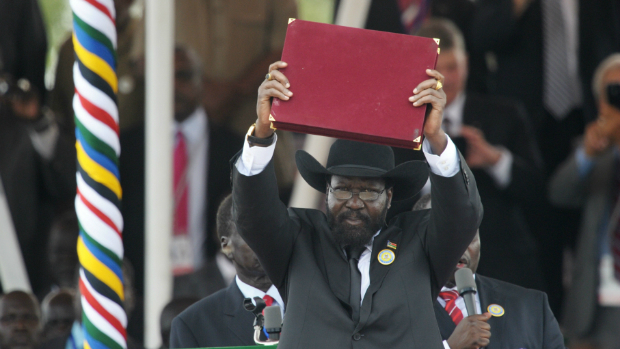 Salva Kiir Mayardit, predidente empossado do Sudão do Sul, exibe a recém assinada constituição