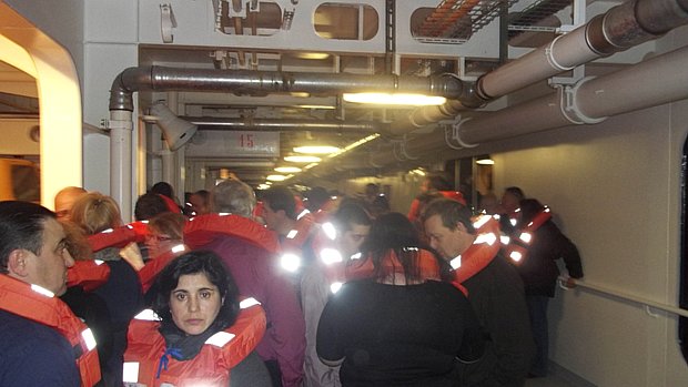 Foto tirada por um passageiros do Costa Concordia no momento da evacuação