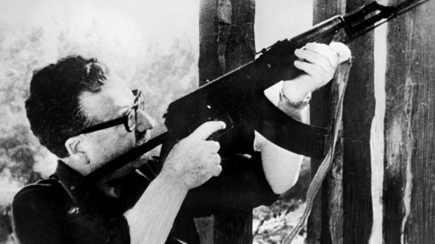 Allende em 1971 testando uma arma Kalashnikov que ganhou do ex-ditador cubano Fidel Castro