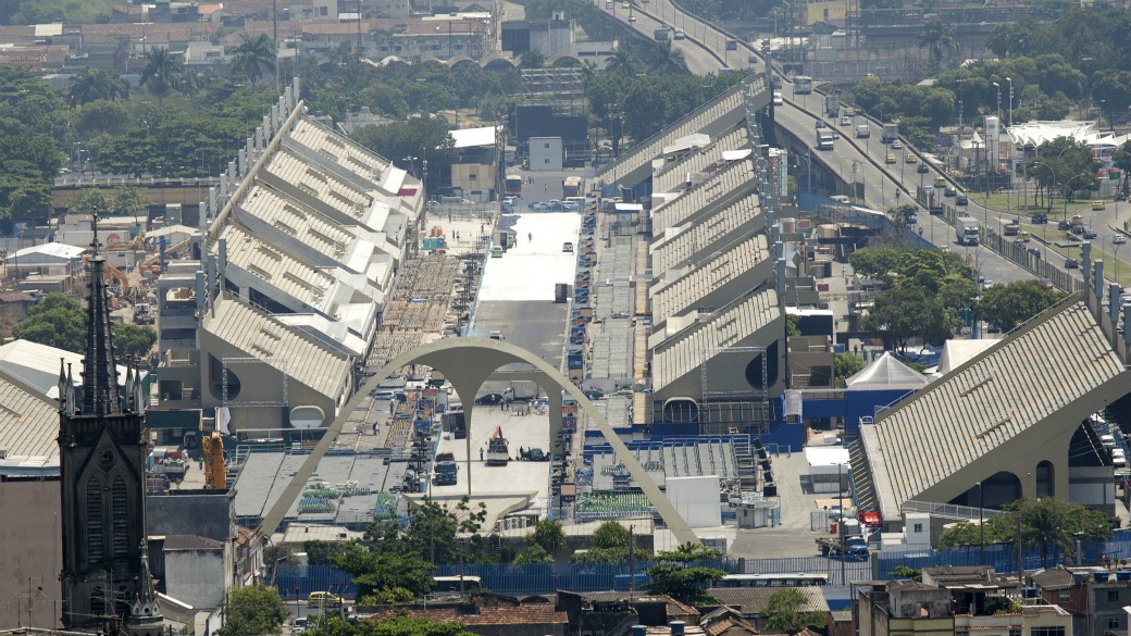 Vista geral do novo Sambódromo do Rio, com arquibancadas dos dois lados da passarela
