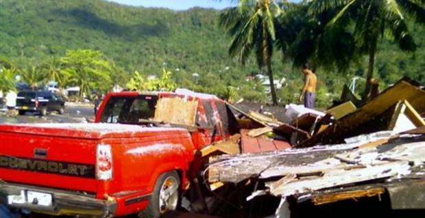 Rastros da destruição: estrada coberta por destroços da passagem do tsunami em Samoa