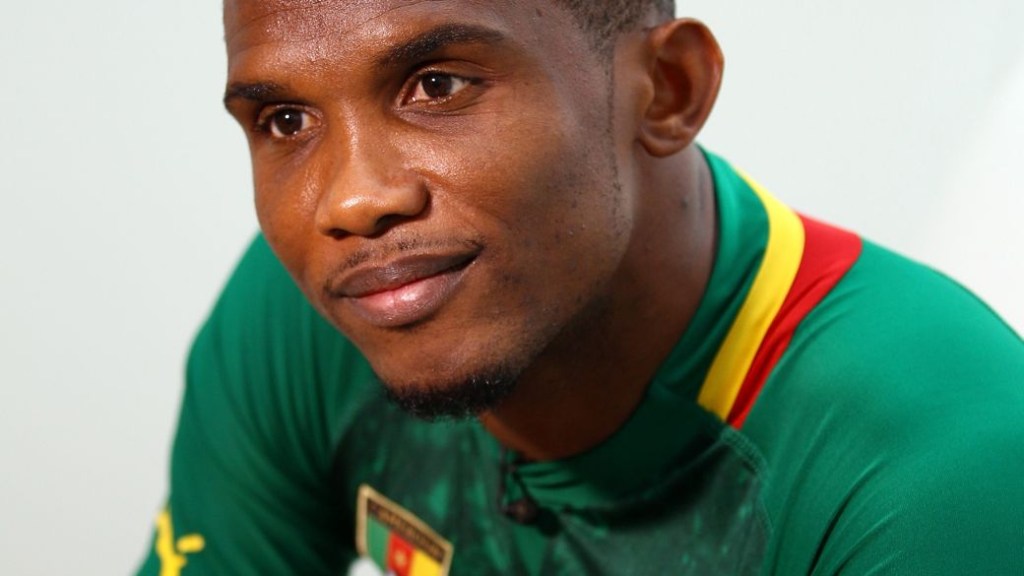 O atacante Samuel Eto'o com a camisa da seleção de Camarões