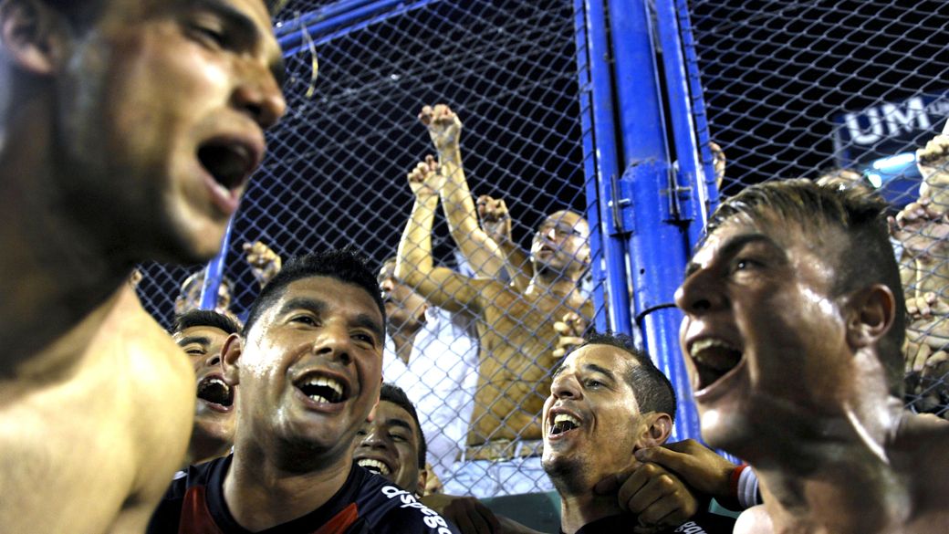 Jogadores do San Lorenzo comemoram com a torcida a conquista do título na Argentina