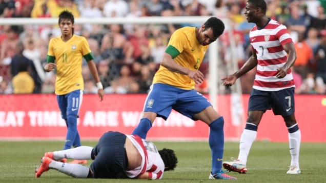 Sandro disputa a bola no amistoso entre Brasil e EUA