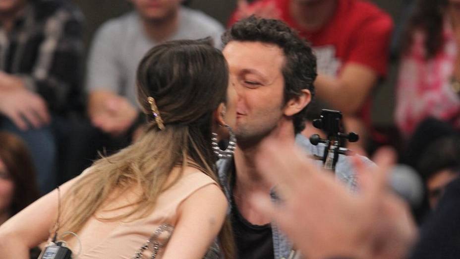 Sandy beija o marido Lucas Lima no Altas Horas