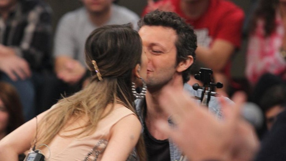 Sandy beija o marido Lucas Lima no Altas Horas