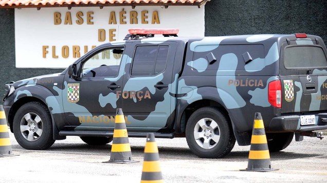 Carro da Força Nacional em frente à Base Aérea de Florianópolis