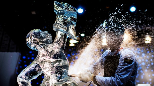 O chinês Xiao Jun Li, retoca escultura de gelo durante a final do campeonato mundial de pastelaria, realizada na cidade francesa de Chassieu