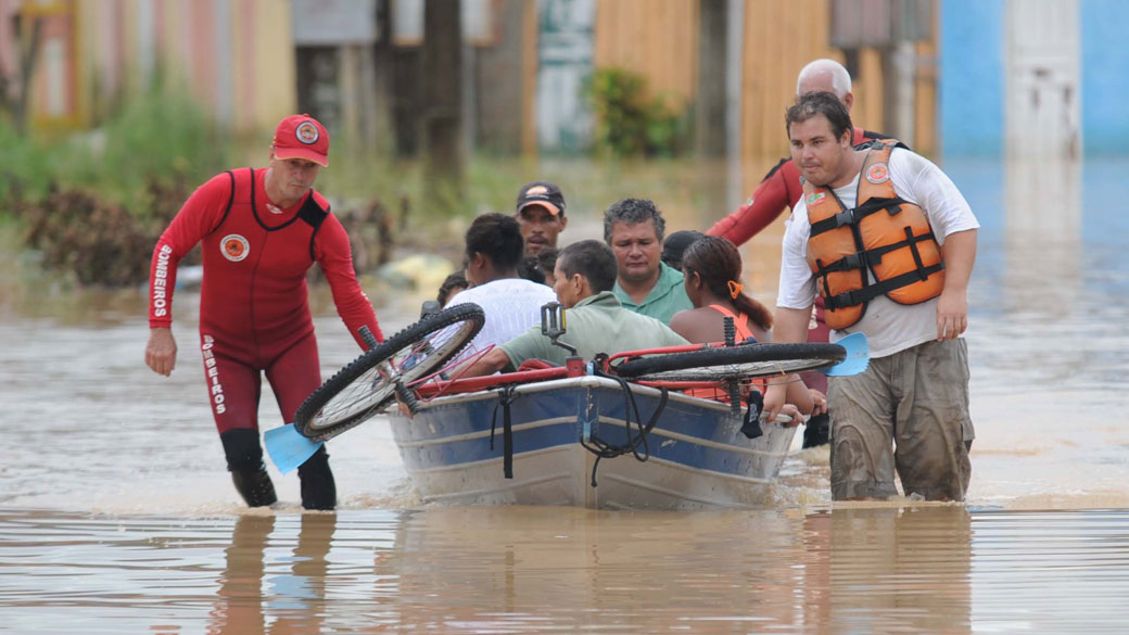 Bombeiros resgatam famílias desabrigadas devido à forte chuva em Santa Catarina - 22/01/2011