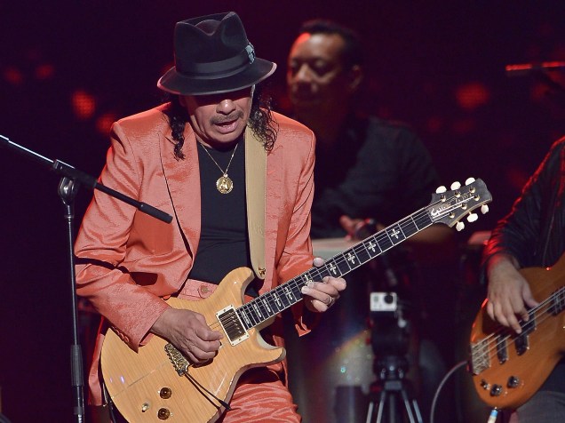 Santana no palco da premiação Billboard da Música Latina 2015