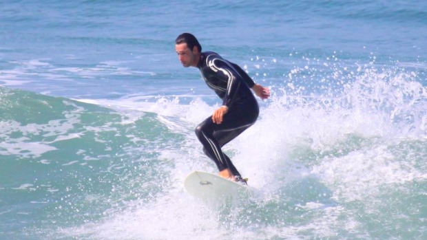 Rodrigo Santoro surfa na Praia da Macumba, no Rio de Janeiro