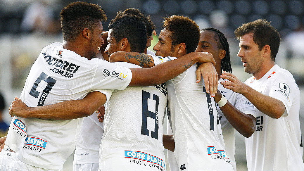 Jogadores do Santos comemoram o gol contra o Penapolense, válida pela 19º rodada do Campeonato Paulista de Futebol 2013, no Estádio Municipal Paulo Machado de Carvalho
