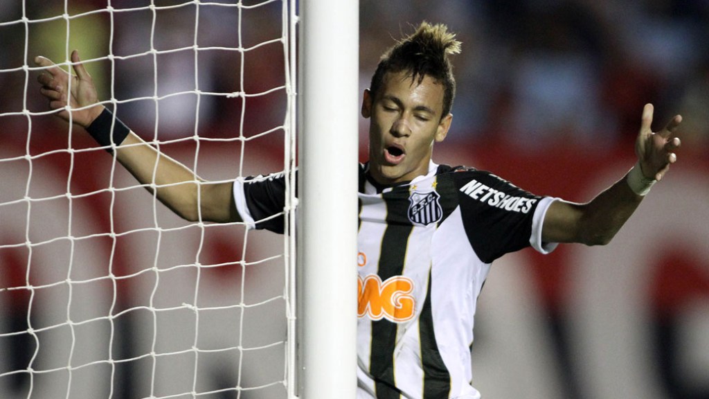 Neymar, do Santos, na partida contra o Atlético Goianiense, durante o Campeonato Brasileiro - 13/08/2011