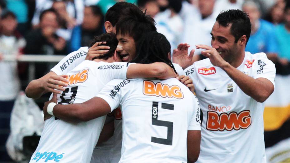 Jogadores do Santos comemoram gol de Alan Kardec durante partida disputada no estádio do Morumbi, em São Paulo<br>  