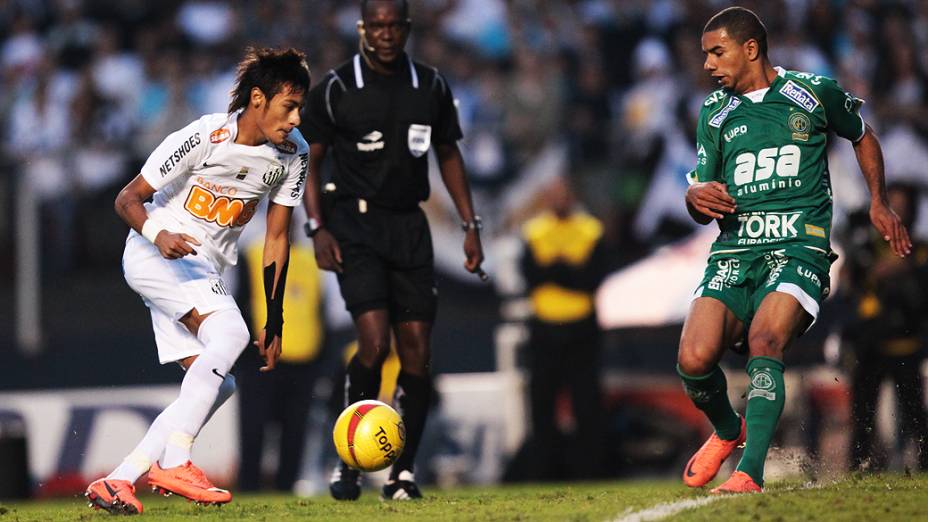 Neymar em lance da partida contra o Guarani, no estádio do Morumbi, em São Paulo