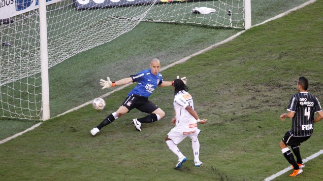 Arouca marca primeiro gol do Santos contra o Corinthians, durante o segundo jogo das finais do Campeonato Paulista - 15/05/2011