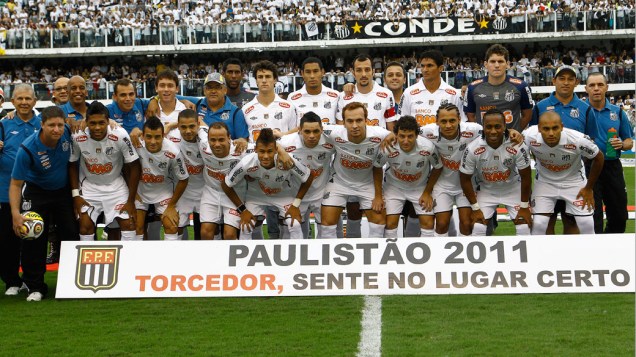 Equipe do Santos posa para foto antes do jogo das finais do Campeonato Paulista entre Santos e Corinthians - 15/05/2011
