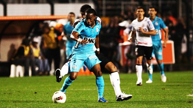 Lance do jogador Arouca durante partida entre Corinthians e Santos, no estádio do Pacaembu